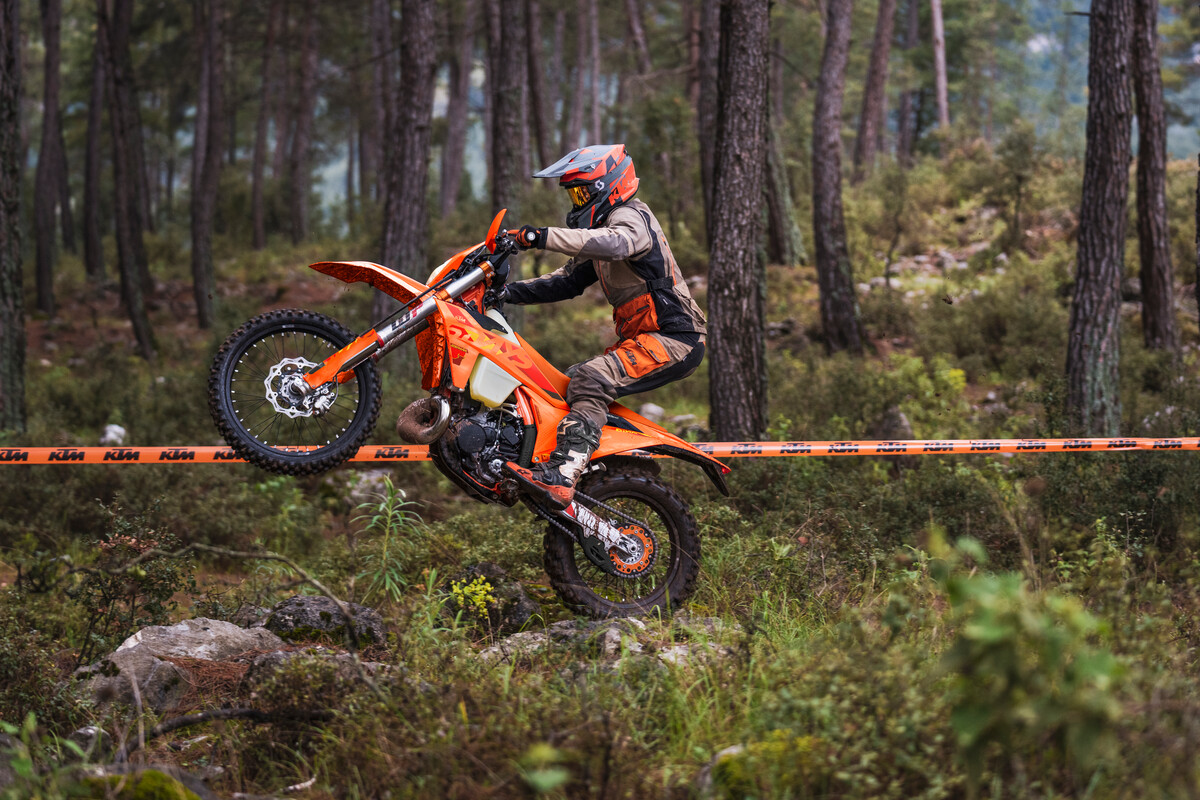 592929_MY25_KTM_300 EXC_SIX DAYS_EXC SIX DAYS Range_01_ACTION